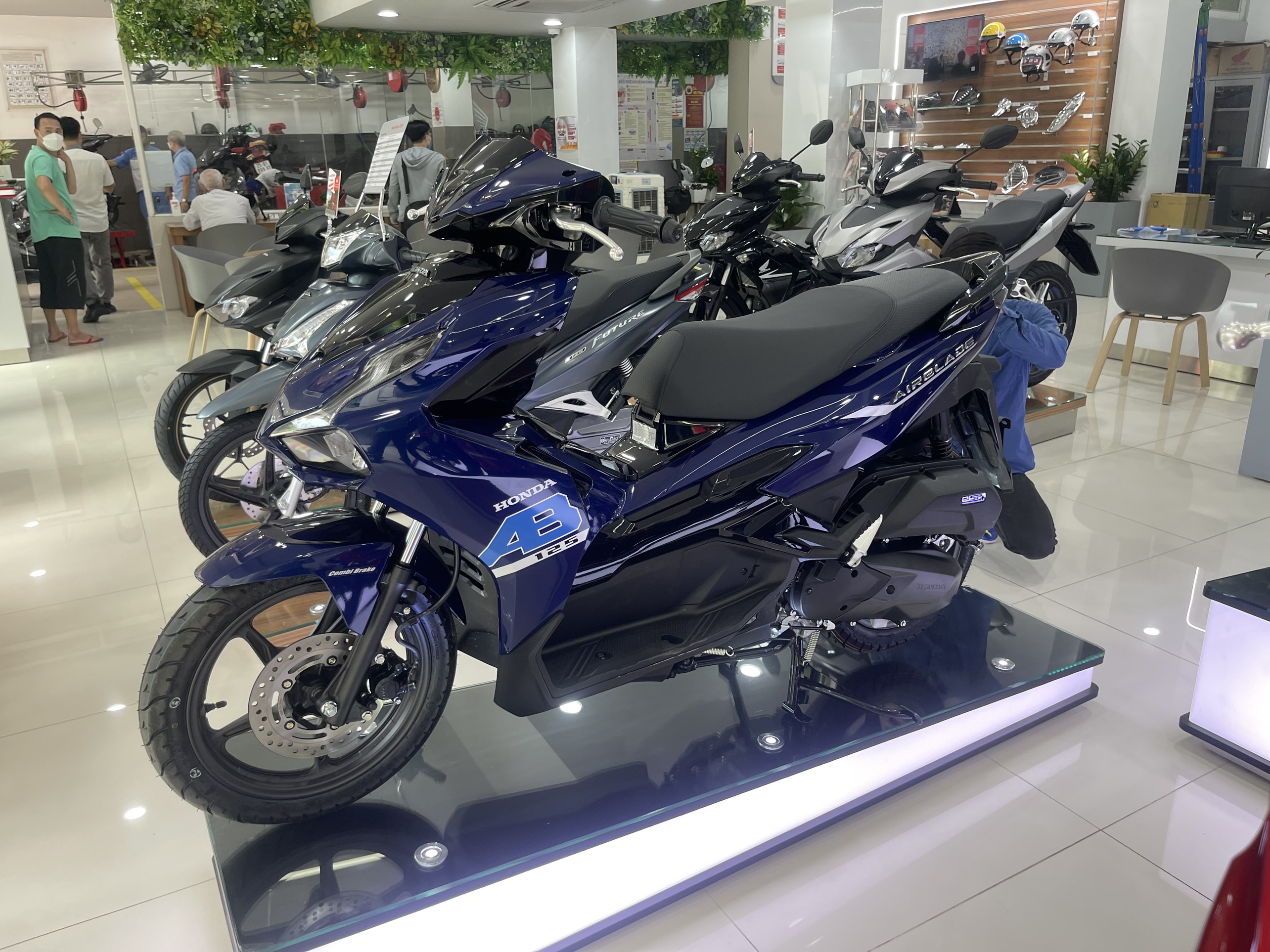 Xe Kymco People 16fi Sức Mạnh Vượt Trội Trong Phân Khúc Scooter